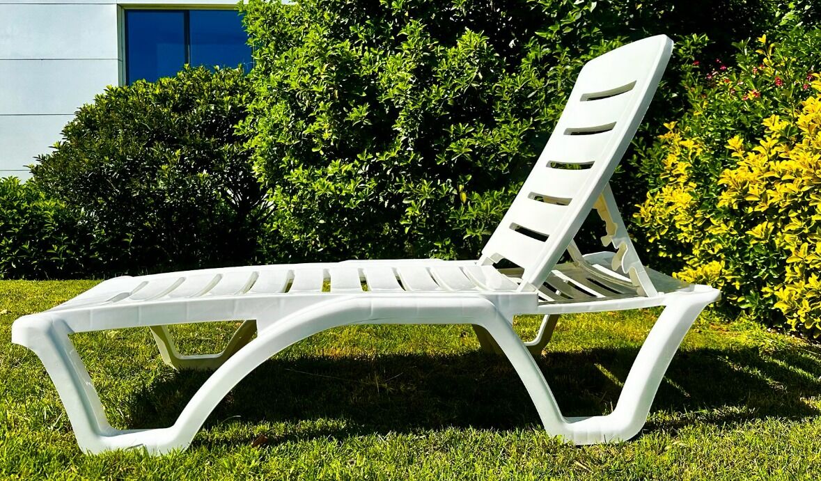 Toptan Ayarlanabilir Beyaz Plastik Şezlong – UV Katkılı, Dayanıklı - 1